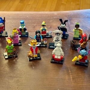 Complete set of 18 Disney 100 minifigures, with accessories & baseplates.